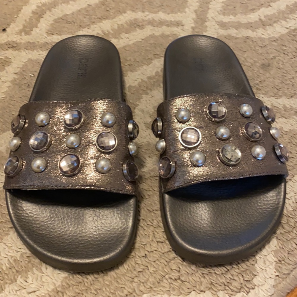 Pewter slides with pearls In great condition